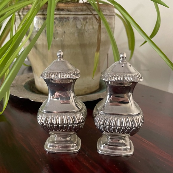 Vintage Grenadier Silver Plated Salt & Pepper Shakers - Picture 1 of 15